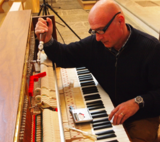 Pius Schumacher (vorm. bei Piano Probst AG, Chur) hier beim Klavierstimmen in Tinizong (GR)